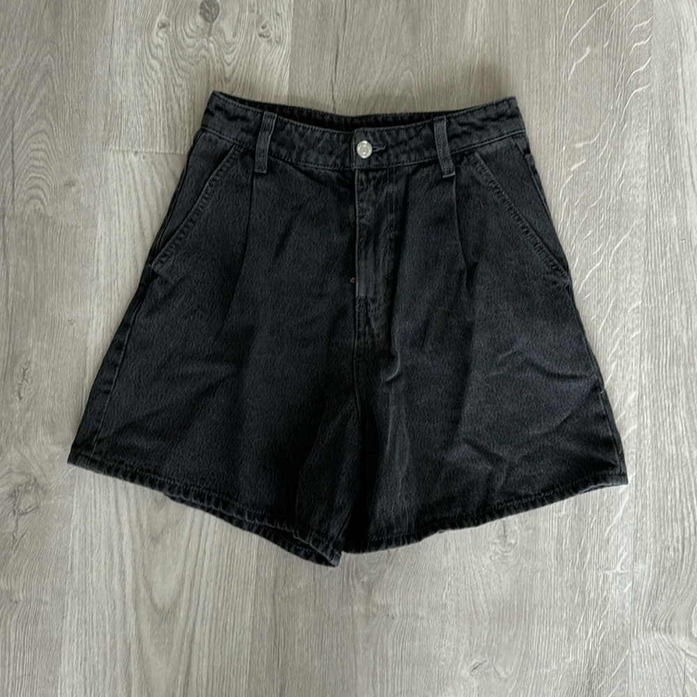 H&M mom jean short in black size 2